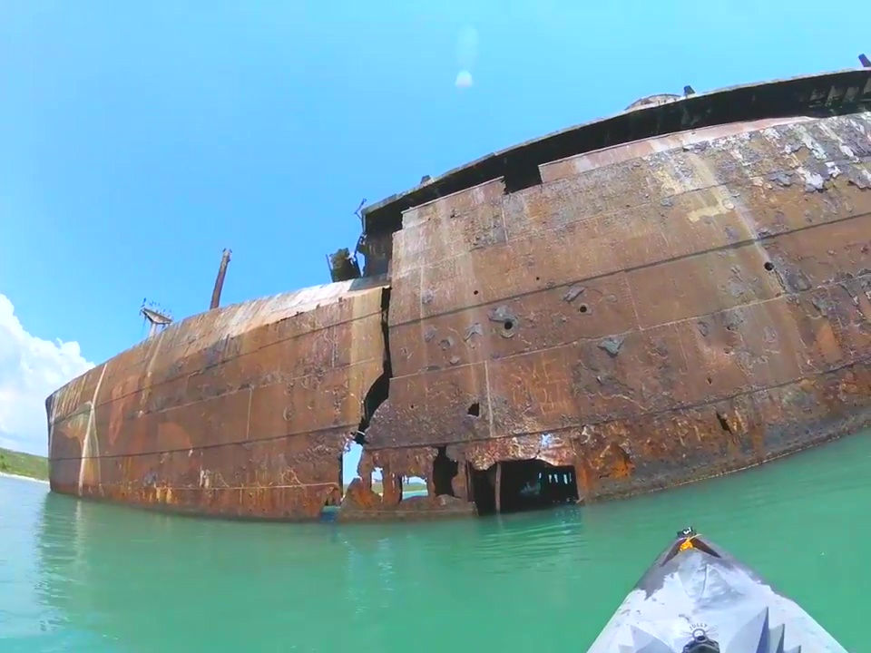 海に放棄され巨大な廃墟と化した難破船の内部に潜入するムービー Gigazine