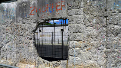 東西冷戦の象徴 ベルリンの壁 がなぜ建設され どうして破壊されたのかがわかるムービー Gigazine