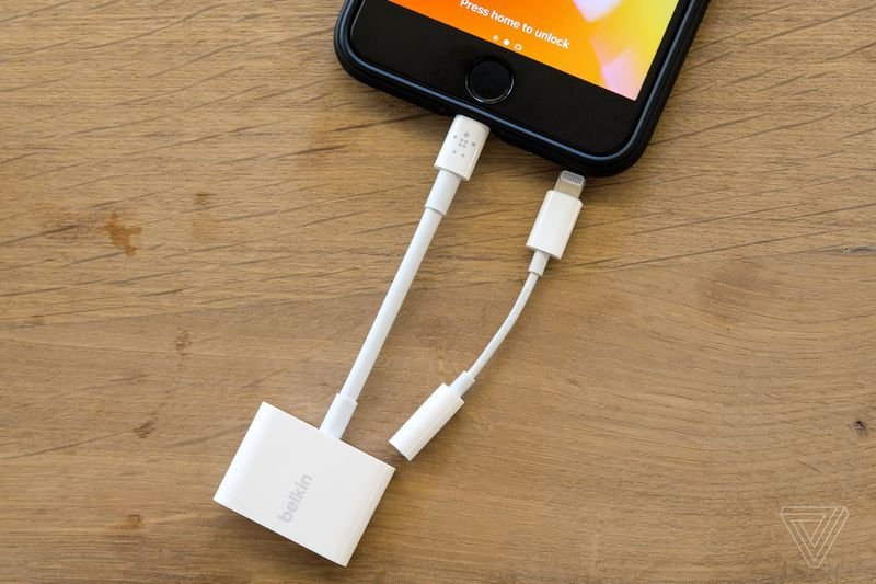 Appleがついに公式サイトでイヤホンを使いながら充電が可能になるアダプターを販売 - GIGAZINE