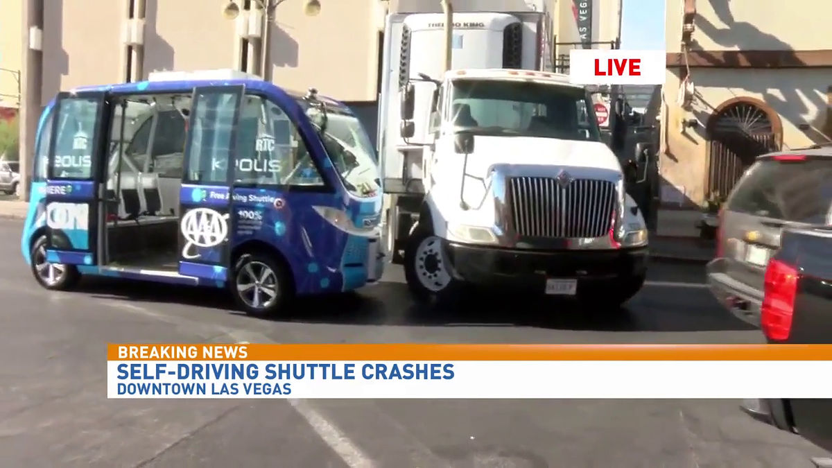 ラスベガスで運用が始まった「自動運転シャトルバス」が運行初日にいきなり事故に巻き込まれてしまう  