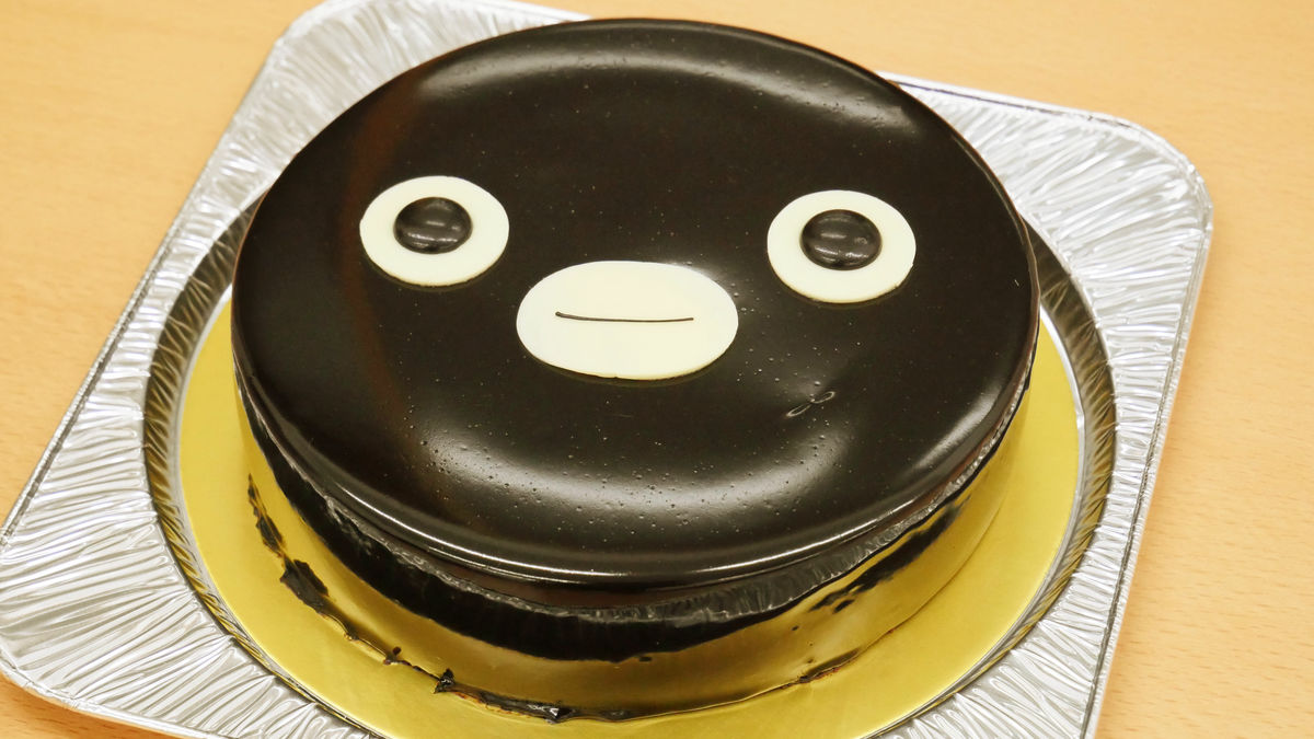 Suicaカードでおなじみのとぼけた顔に見つめられる Suicaのペンギン チョコレートケーキ を食べてみた Gigazine