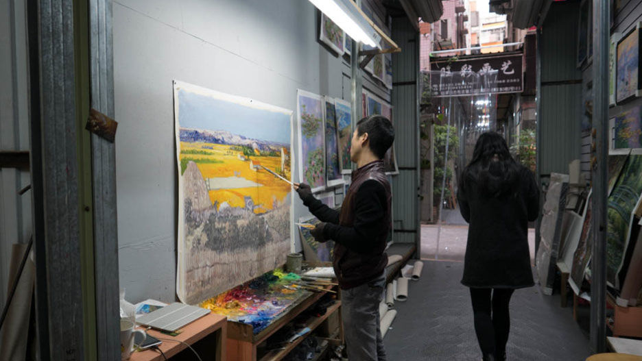 名作絵画の複製を大量生産する中国の巨大コピーアート産業「大芬村」の 