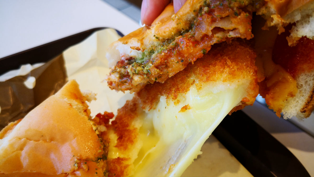 ピザのような味わいと伸びるチーズが特徴的なロッテリアの新メニュー のび るピザバーガー マルゲリータ風 を食べてきた Gigazine