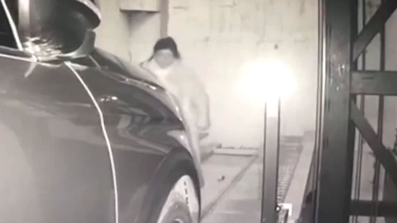 歩きスマホ で立体駐車場に侵入した女性が移動してくる車に轢かれる衝撃映像 Gigazine