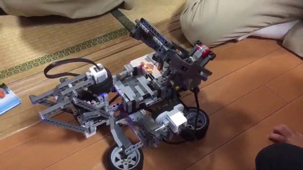 ルービックキューブをそろえる完全レゴブロック製の自作ロボットが話題に Gigazine