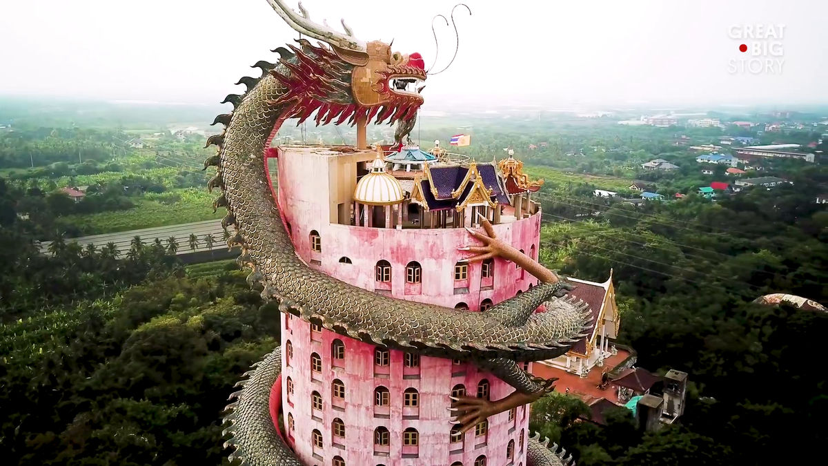 80メートルの高さを誇る 巨大な竜が巻き付くピンク色の奇妙な塔の正体とは Gigazine
