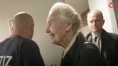 歳の ナチスばあちゃん がホロコースト否認で禁錮2年を言い渡されて行方をくらますも逮捕される Gigazine