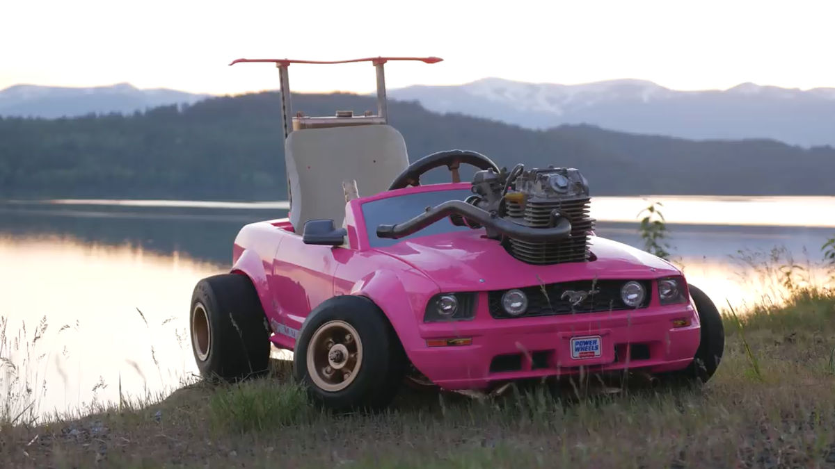 子どもがのって遊ぶ バービーカー に本物のエンジンを搭載して曲芸運転をする動画が公開中 Gigazine