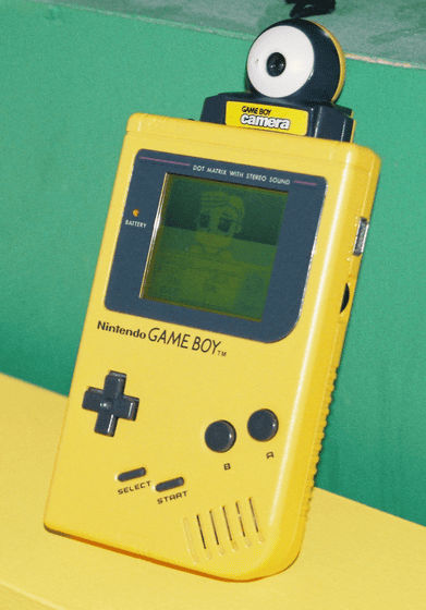 ゲームボーイの「ポケットカメラ」にキヤノンの望遠レンズを装着可能な ゲームボーイの「ポケットカメラ」にキヤノンの望遠レンズを装着可能な