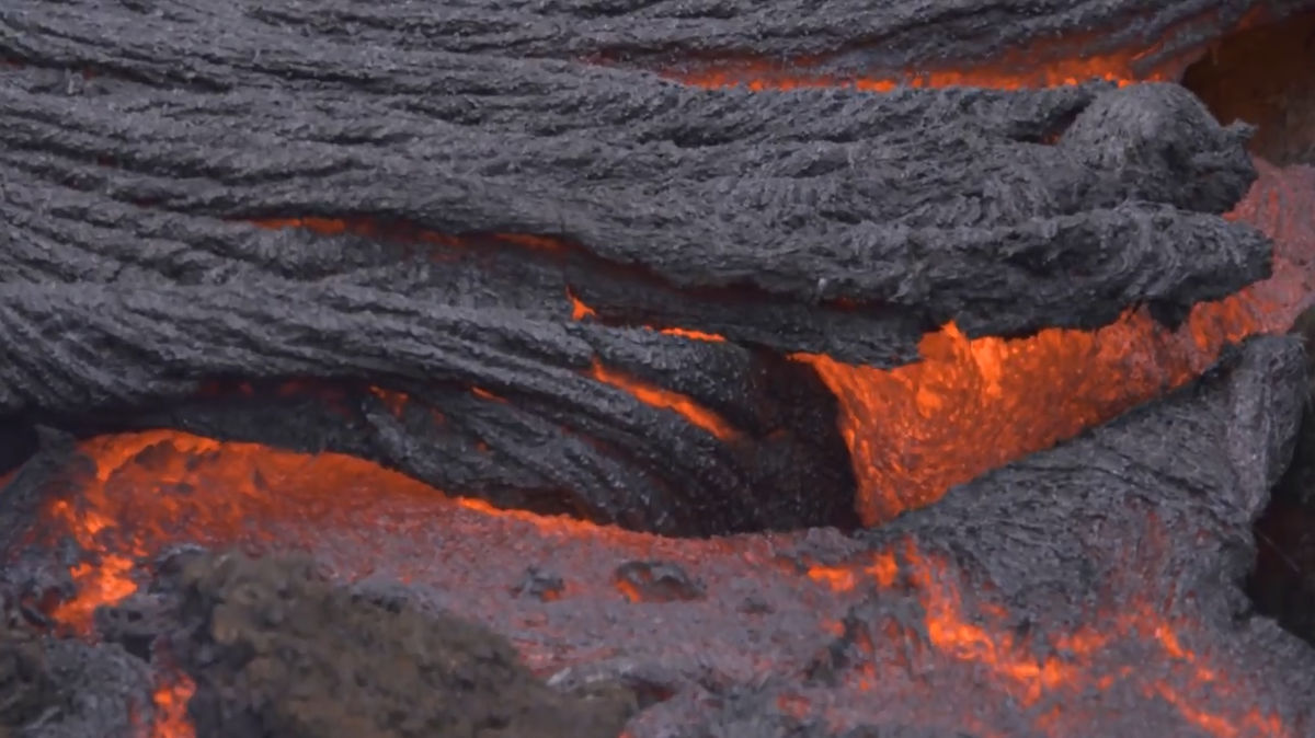 キラウエア火山から流れ出る溶岩を4k撮影したムービーが圧倒的 周囲を生き物のように飲み込んでいく様子が公開中 Gigazine