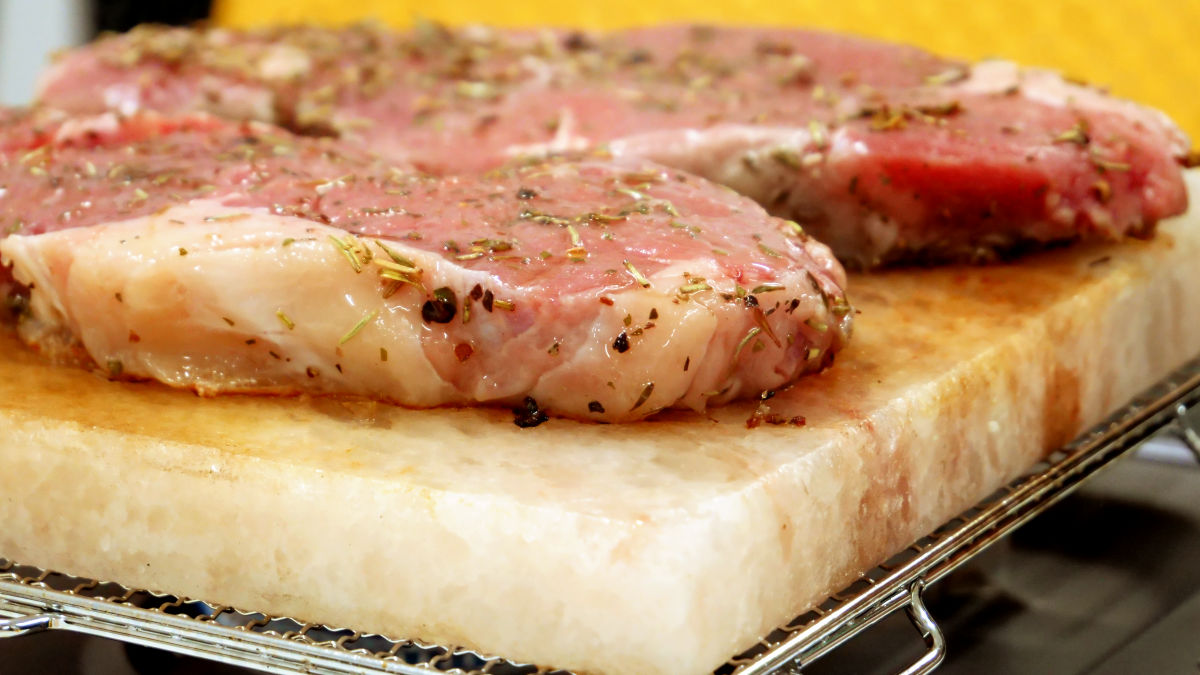 厚さ2cmの塩の塊 岩塩プレート の上でステーキを焼くとお肉はどうなってしまうのか 実験してみました Gigazine