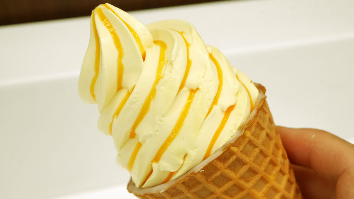 マンゴーの王様を使った濃厚なローソンのソフトクリーム「ウチカフェ マンゴーミルクワッフルコーン」を食べてみた - GIGAZINE