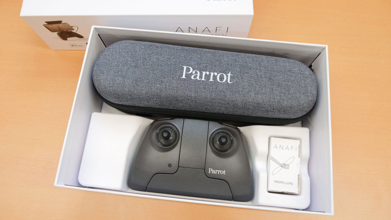 折りたたんでどこにでも持ち運べる4Kドローン「Parrot ANAFI」速攻