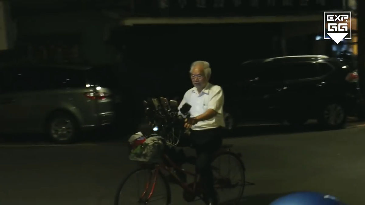 ポケモンgoに熱中するあまり11台のスマホを自転車に装着して走り回るおじいさん Gigazine