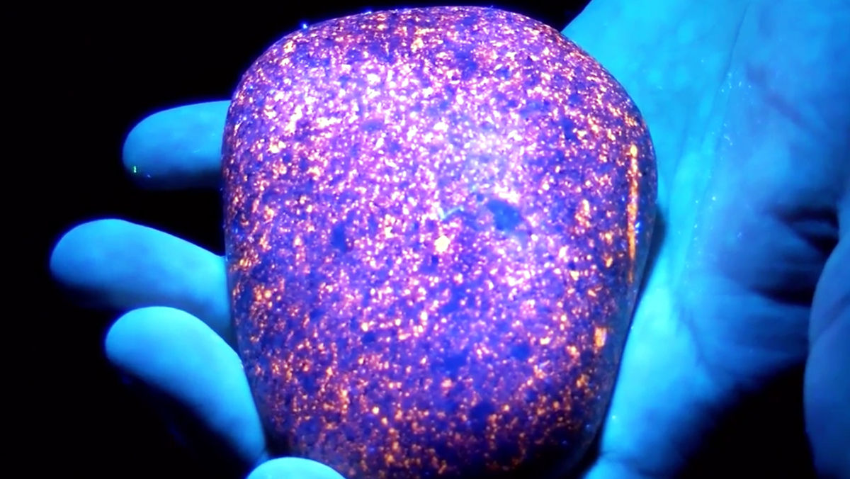 紫外線に反応してキラキラと輝く新種の石 ユーパーライト が発見される Gigazine