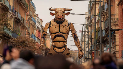全長15メートルの牛頭人身の怪物 ミノタウロス がフランスの街に来襲 実際に動く様子のムービー 写真まとめ Gigazine