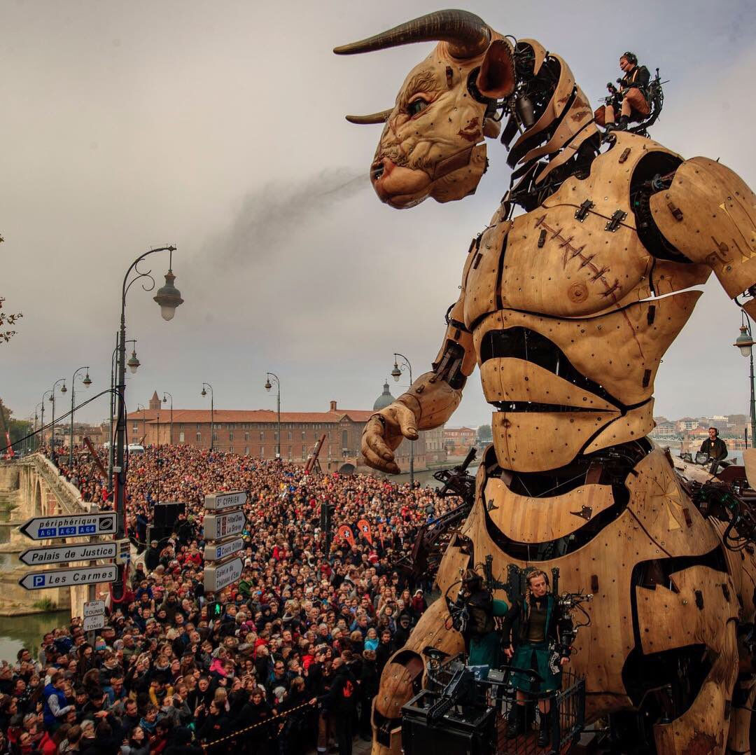全長15メートルの牛頭人身の怪物 ミノタウロス がフランスの街に来襲 実際に動く様子のムービー 写真まとめ Gigazine