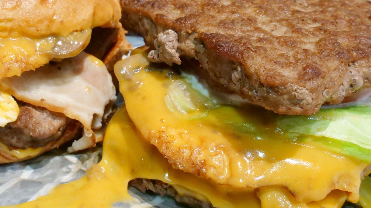 圧倒的なまでのチーズが口内でとろける マッシュルームメルトチーズベーコンエッグバーガー などファーストキッチン ウェンディーズの期間限定バーガーを食べてきた Gigazine