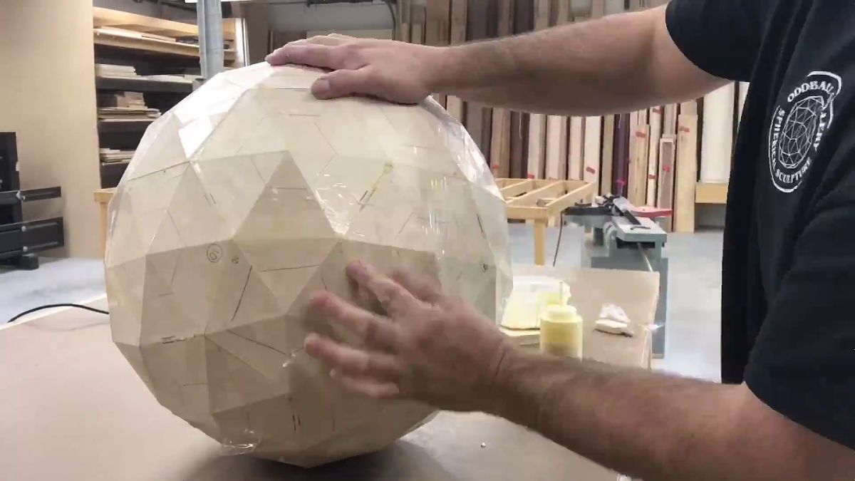 木の合板を組み合わせて見事な幾何学模様を持つ球体を作り上げるムービー Gigazine