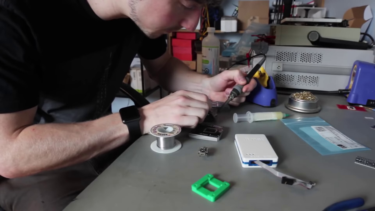 Ex-Nasa genius builds 'glitter fart bomb' that films bumbling thieves who  steal his  parcels