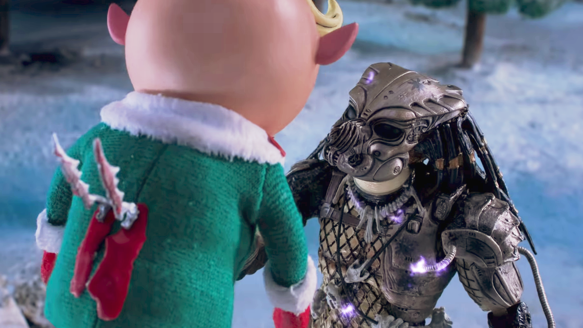 Predator And Reindeer Fights A Blood Fighting Battle In Santa S Country The Predator Holiday Special Video Is On The Road Gigazine