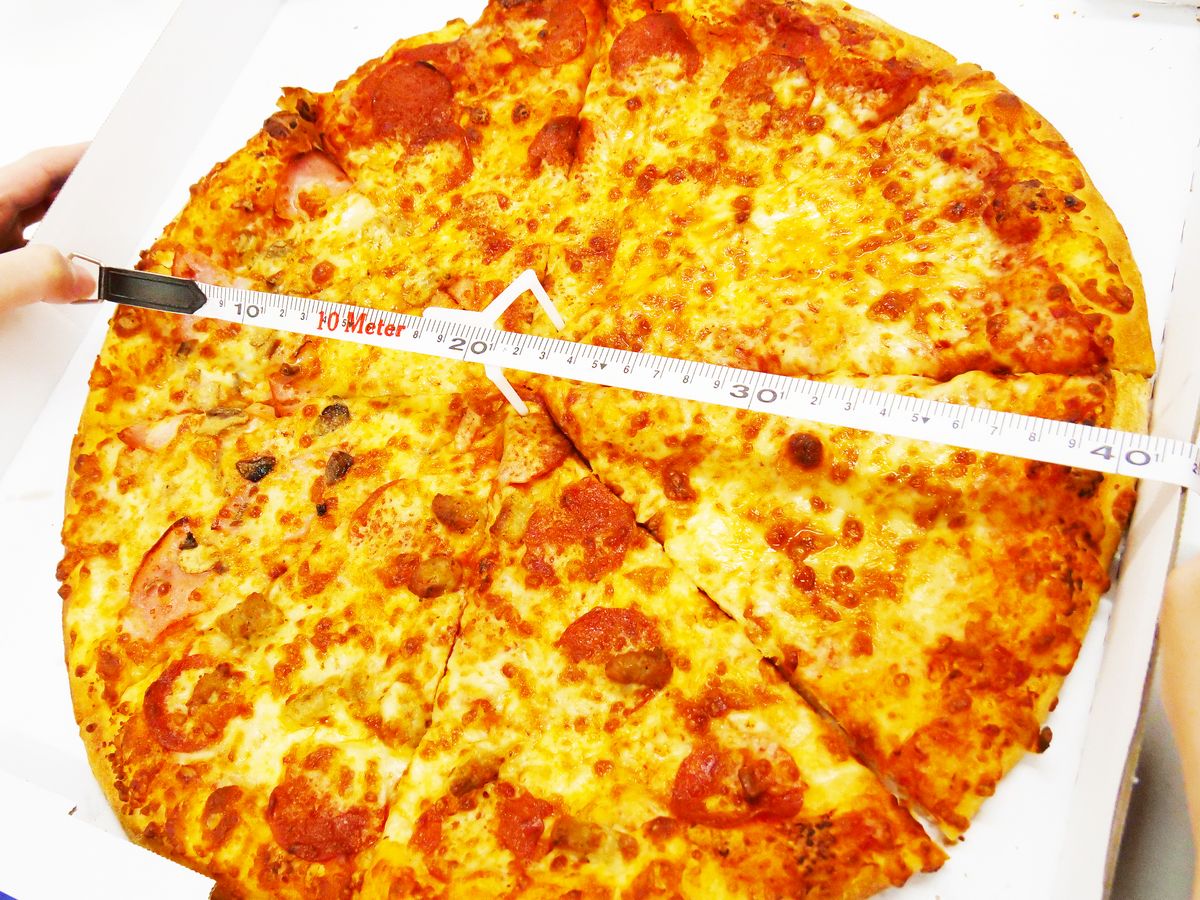 Сколько сантиметров пицца. Пицца Доминос 30 см. Пицца 40 см. Пицца диаметром 20 см. Диаметр 40 см пицца.
