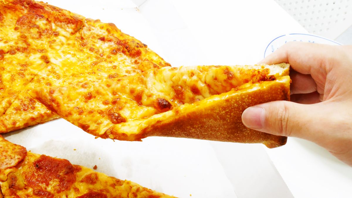 直径40cmのビッグサイズで本場ニューヨークのピザを堪能できるドミノピザ クワトロ ニューヨーカー を食べてみた Gigazine