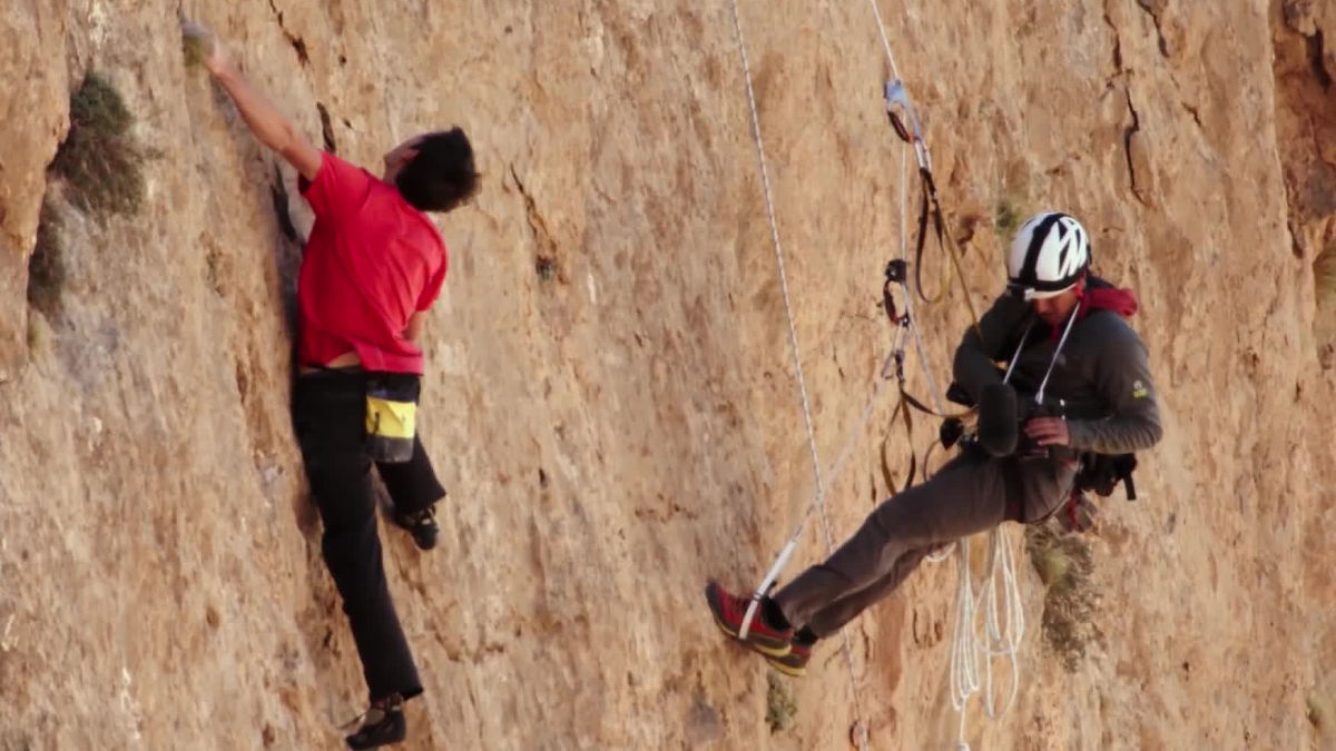 命綱なしの素手で1000メートルの岩肌を登りきる様子はこうやって撮影されたというムービーが公開中 撮影陣もみんなクライマー Gigazine