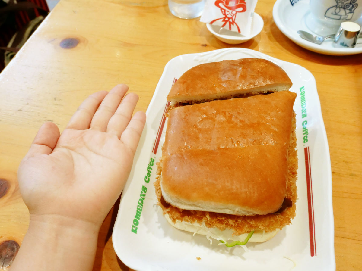 新宿中村屋のカレーソースが揚げたてカツと融合し額に汗がにじむ巨大な カツカリーパン をコメダ珈琲店で食べてきた Gigazine