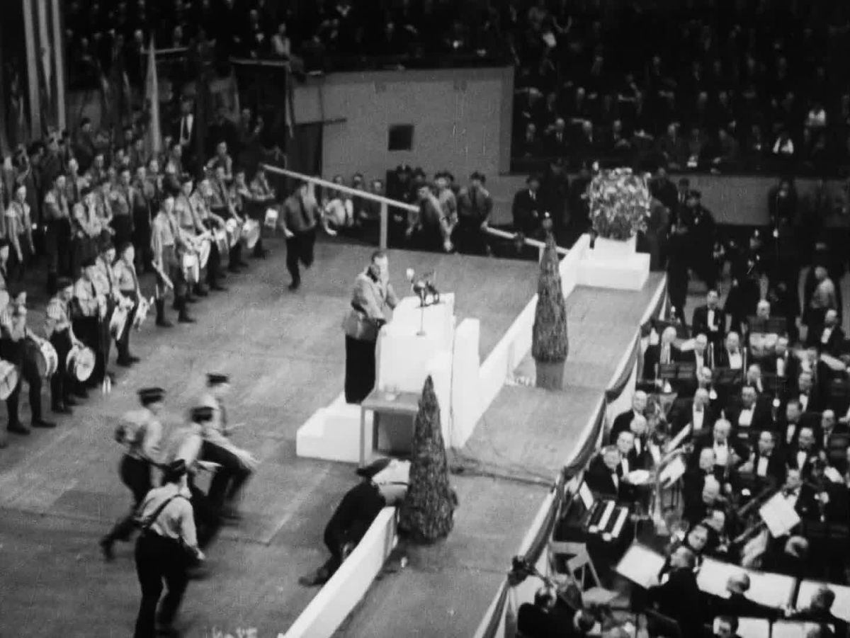 ナチスが2万人のニューヨーカーを熱狂させた1939年の映像を使った反