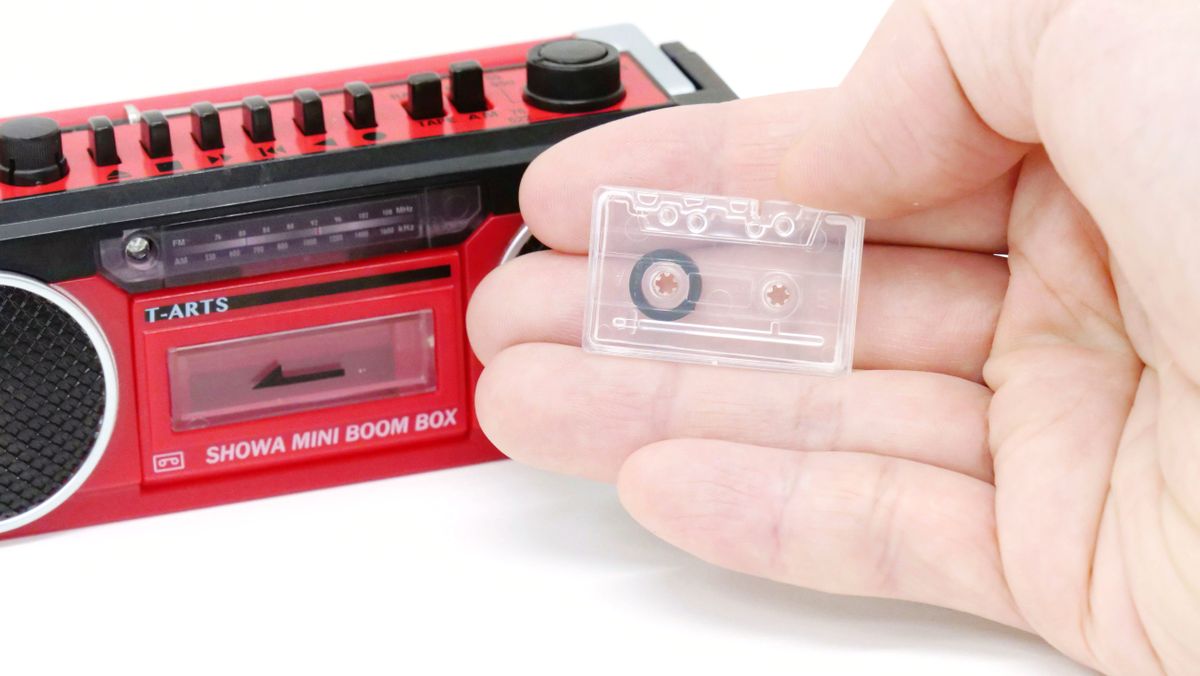I tried actually using a palm-sized 'Showa mini radio-cassette' that can  insert a mini-cassette and record and play radio - GIGAZINE