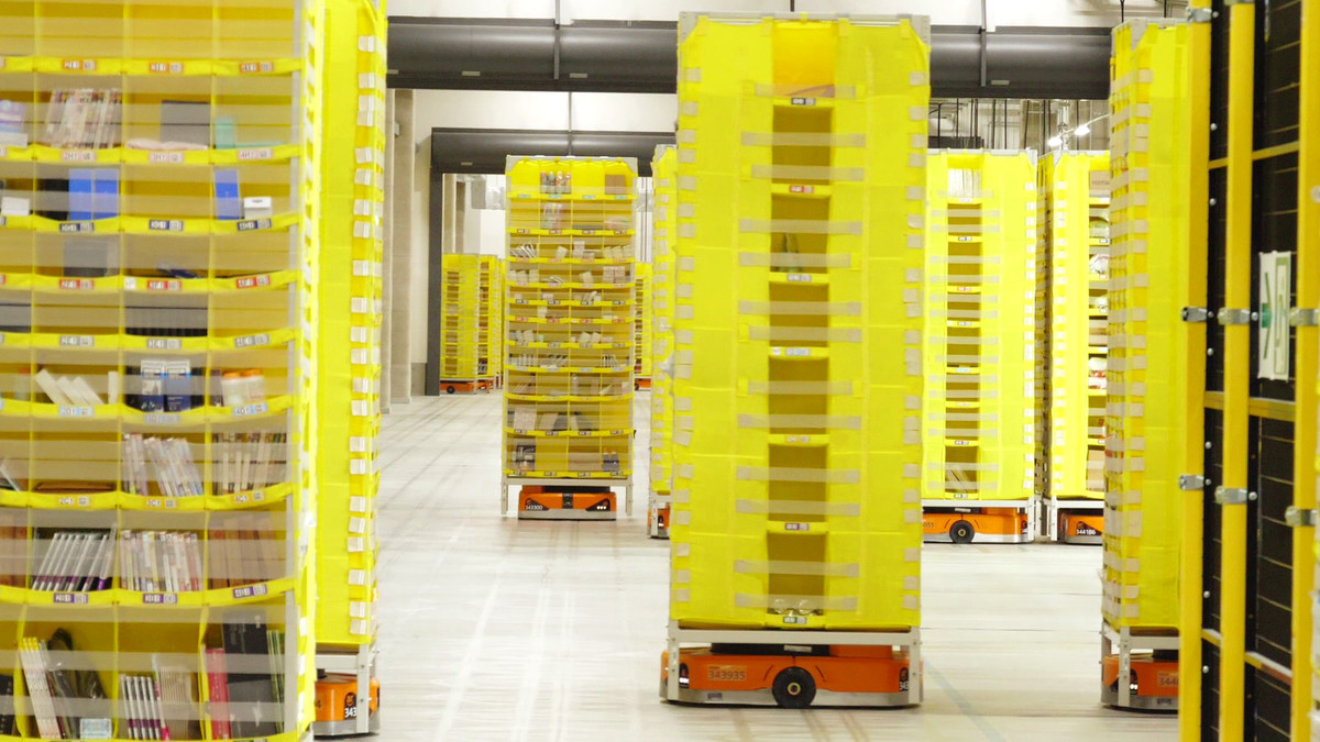 Amazonの棚をまるごと背負って運ぶ自律走行ロボットを巨大物流システム Amazon Robotics の現場で見てきました Gigazine