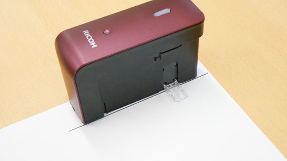 手で動かしてどこにでも直接印字可能な新感覚の小型プリンター「RICOH