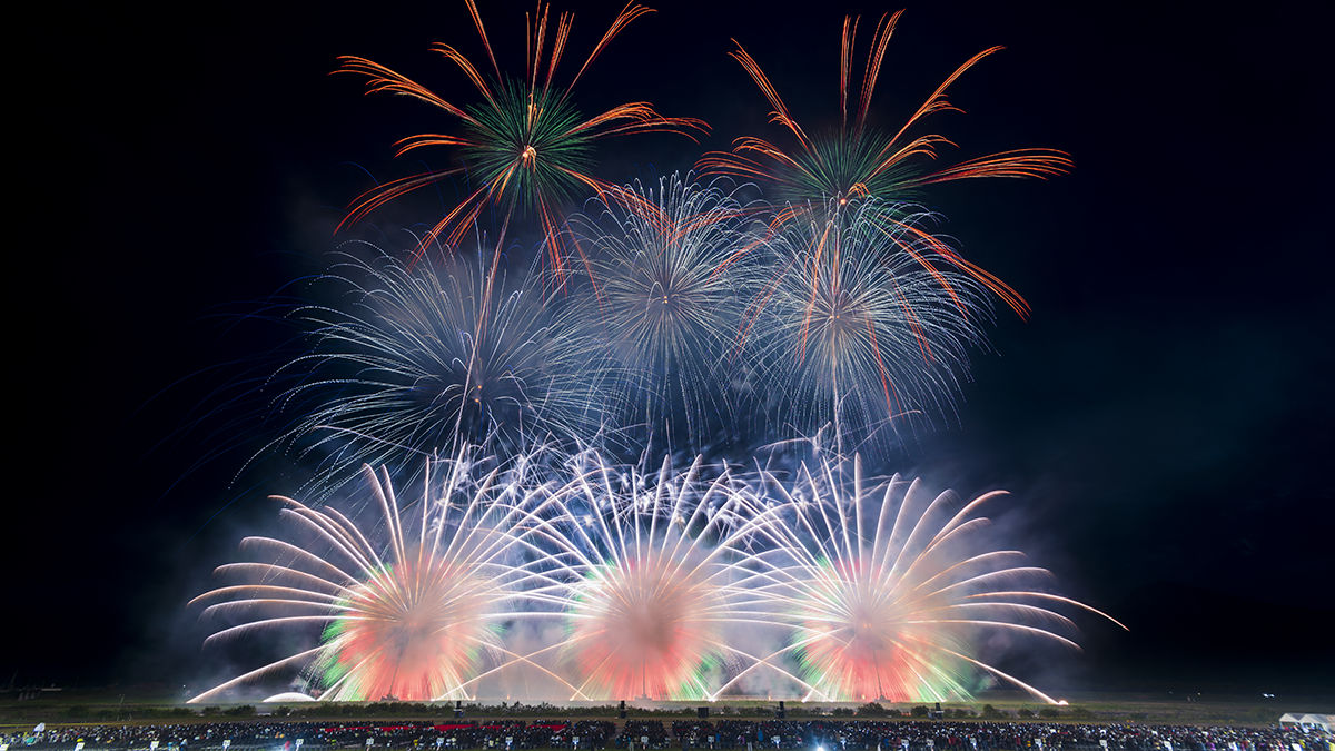 空中から360度花火が飛び出す演出も 世界の花火 日本の花火が楽しめる 大曲の花火 春の章19 を見てきました Gigazine