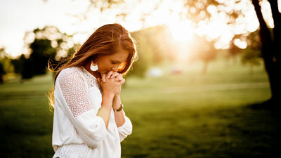 祈り は信心深い人とそうでない人とで異なる影響を与えるという研究結果 Gigazine