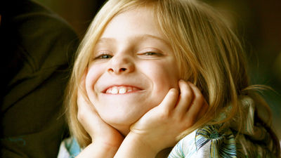 笑顔を作ればハッピーになる という 表情フィードバック仮説 とは Gigazine