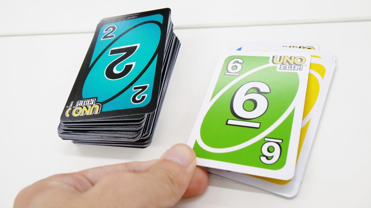 いつもの Uno から突然ダークサイドが始まる表裏一体カードの Uno Flip を遊んでみた Gigazine