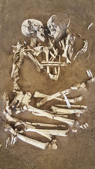 Modena's lovers '' buried by holding hands more than 1000 years ago turned  out to be men - GIGAZINE