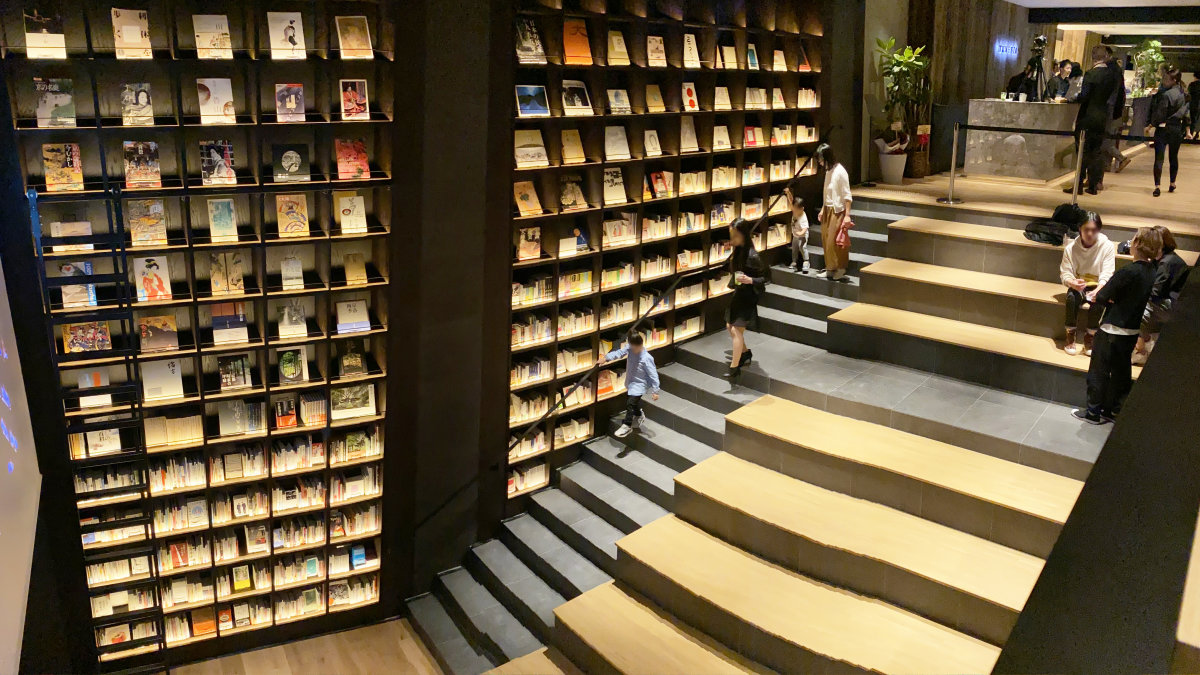 壁一面の本を飲食しながら読めてそのまま寝れる 泊まれる図書館 っぽい Tune Stay Kyoto に行ってきた Gigazine