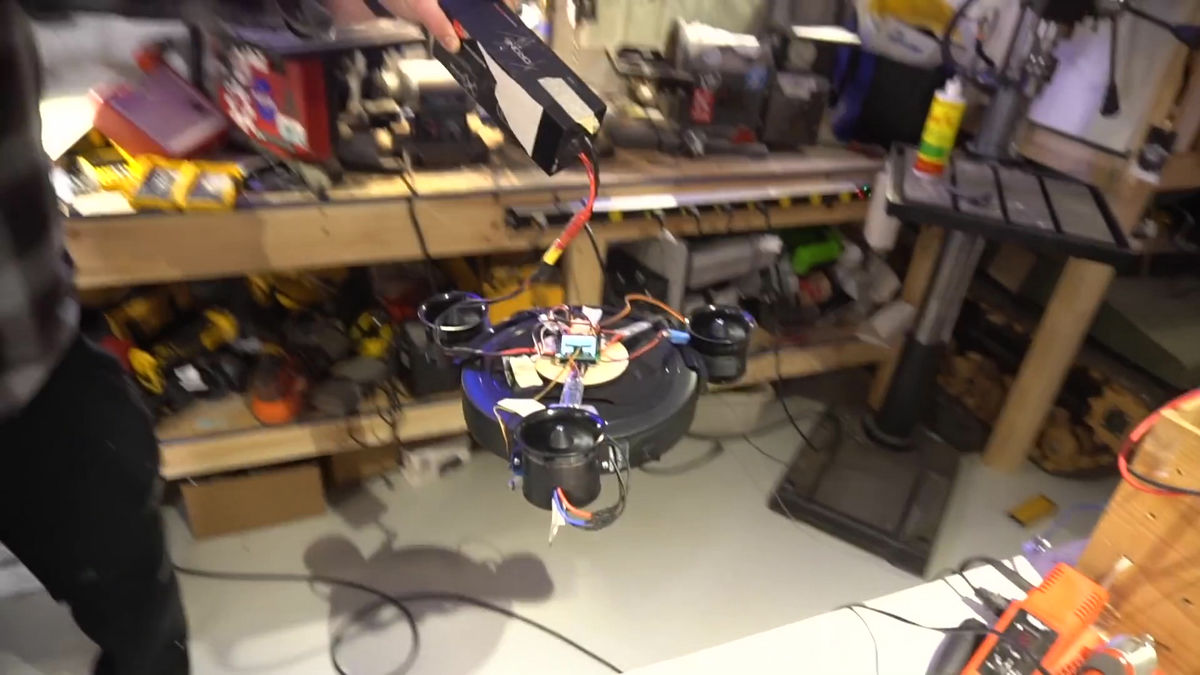 お掃除ロボットを魔改造して「飛行機能」を搭載してしまったムービー 