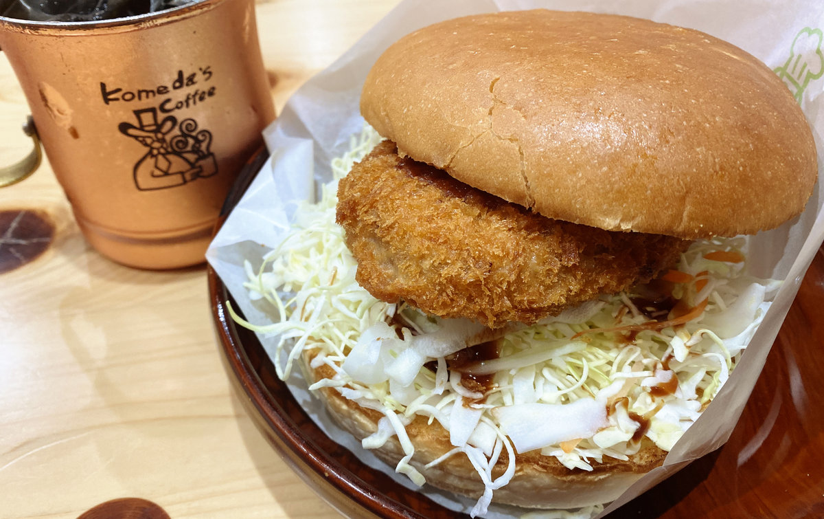 I Tried A Gold Menchi Katsu Burger At A Komeda Coffee Shop That Flies Over A Giant Menchi Katsu Full Of Fresh Fried Crispy And Juicy Umami Gigazine