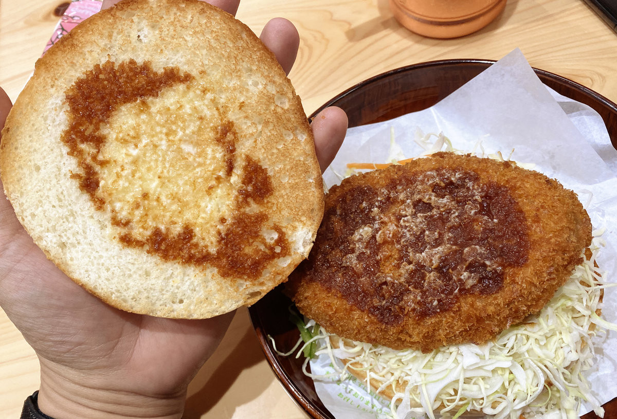 I Tried A Gold Menchi Katsu Burger At A Komeda Coffee Shop That Flies Over A Giant Menchi Katsu Full Of Fresh Fried Crispy And Juicy Umami Gigazine