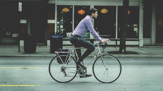 自転車 乗る 人