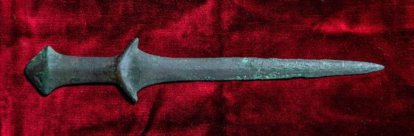 世界最古の 5000年前の剣 が修道院で普通に展示されていたことが判明 Gigazine