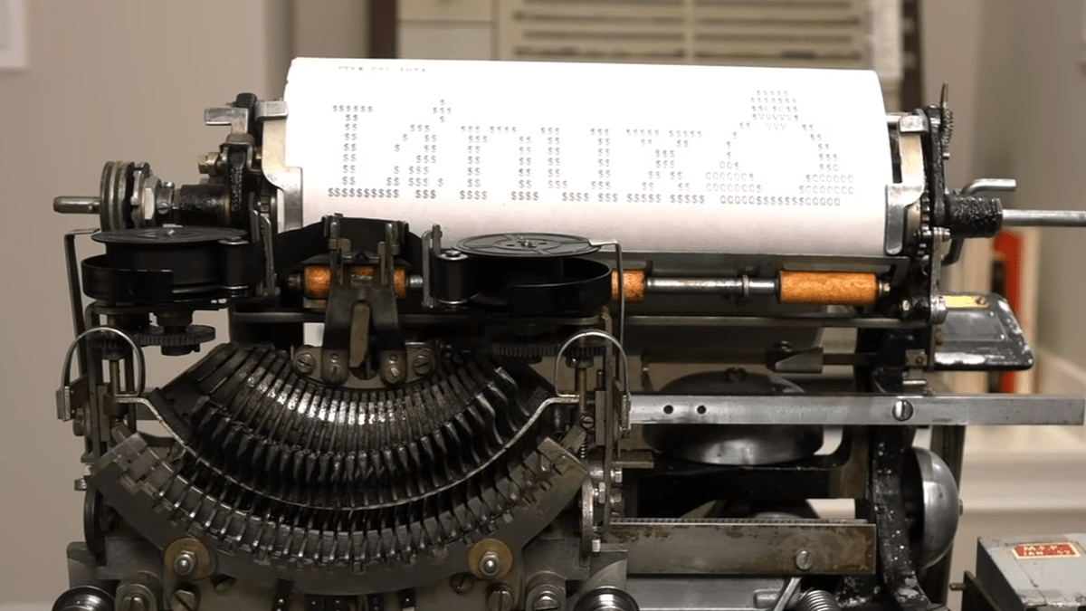1930年製のタイプライターをLinuxのターミナル画面にしてアスキーアートまで打ち込ませてしまうムービー - GIGAZINE