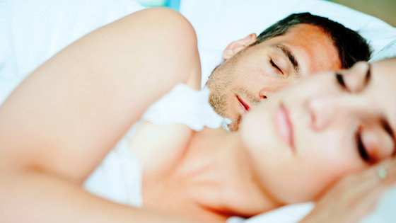 恋人と同じベッドで寝ると睡眠が改善することが判明 Gigazine