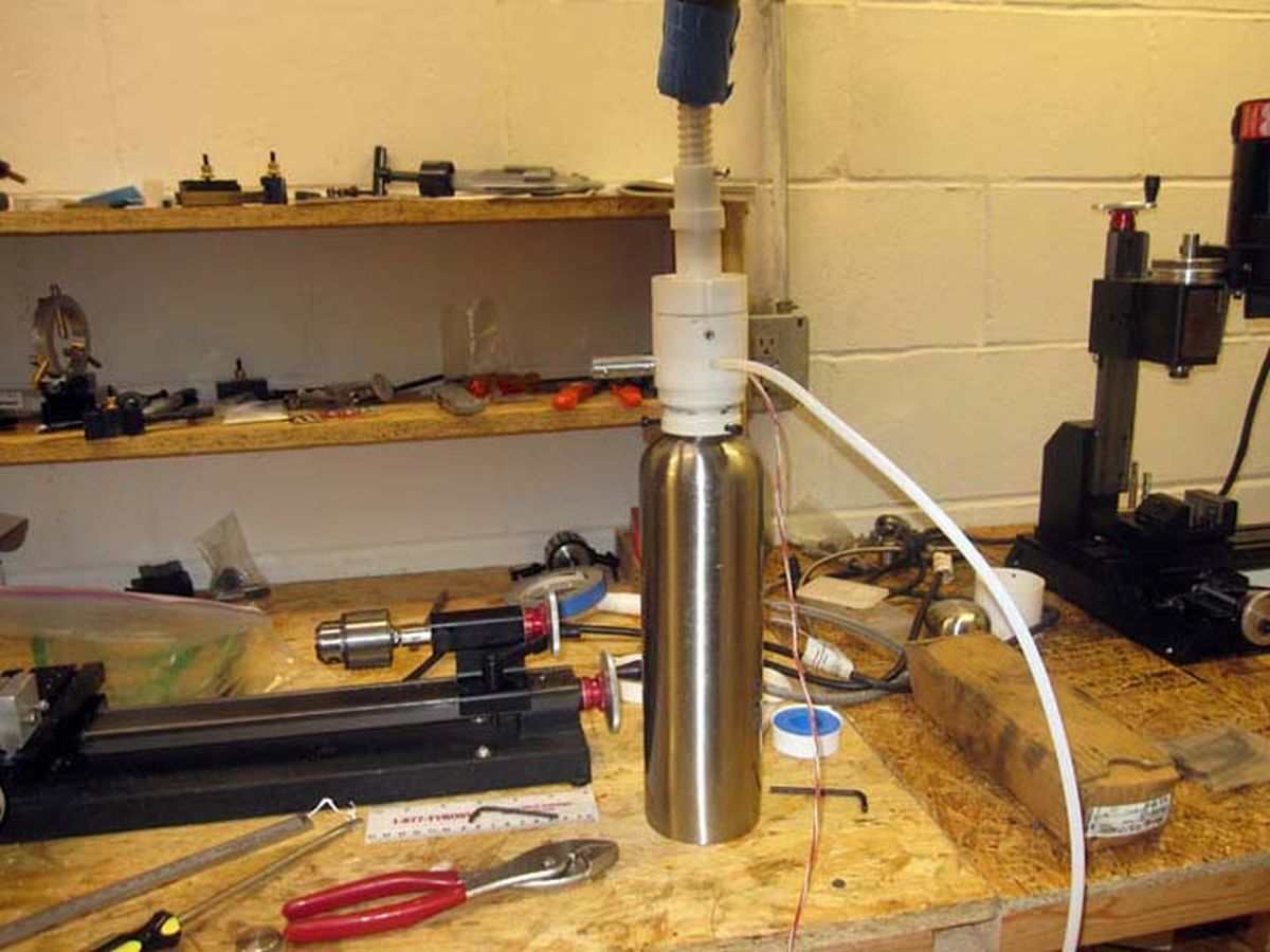 液体窒素を生成する装置を魔法瓶や金属スポンジを使ってDIYする方法