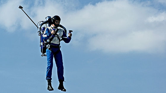 上空数百メートルを飛行する謎の ジェットパック男 をパイロットが撮影したムービーが公開される Gigazine