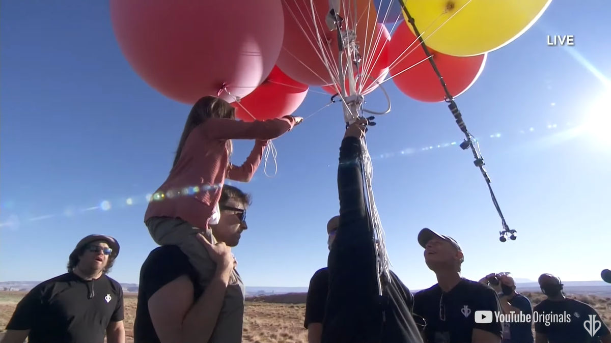 風船で空を飛ぶ という子どもの頃の夢を叶えるべく巨大風船を使って実際に空飛ぶ驚異のスタントが行われる Gigazine