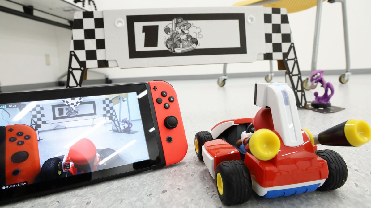 マリカー操作でリアルカートを部屋の中に作った自作コースで走らせる